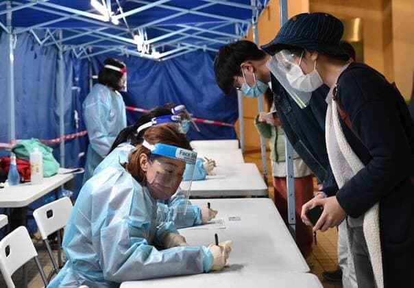 (220123) -- HONG KONG, Jan. 23, 2022 () -- Residents register personal information in Kwai Chung of Hong Kong, south China, Jan. 23, 2022. Hong Kong reported 140 new cases of COVID-19 over the past 24 hours on Sunday, taking the total tally to 13,286, according to data from the Center for Health Protection. () CHINA-HONG KONG-COVID-19-CASES (CN) Xinhua 