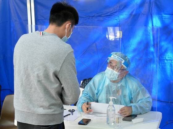 (220123) -- HONG KONG, Jan. 23, 2022 () -- A resident registers personal information in Kwai Chung of Hong Kong, south China, Jan. 23, 2022. Hong Kong reported 140 new cases of COVID-19 over the past 24 hours on Sunday, taking the total tally to 13,286, according to data from the Center for Health Protection. () CHINA-HONG KONG-COVID-19-CASES (CN) Xinhua 