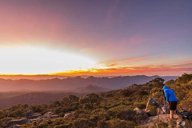 IMAGO Creative: Welttourismustag am 27. September Australia, Victoria, Male tourist taking pictures from Mount William at sunset model released, FOF12634