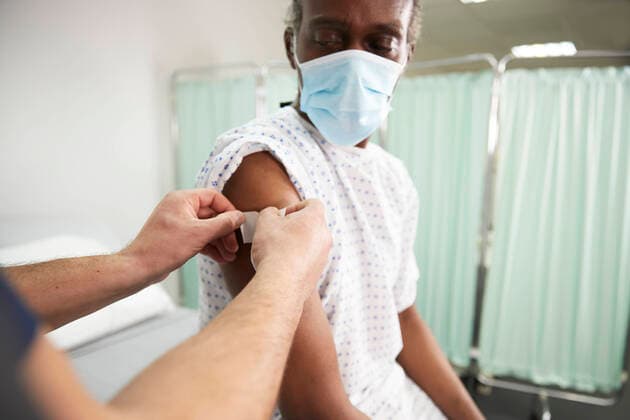 IMAGO Creative: Lokalhelden - Gesundheits- und Rettungskräfte Nurse with adhesive bandage on patient s arm in medical room model released property released, PMF02252