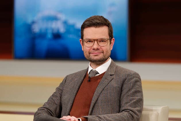 Marco Buschmann bei Anne Will 2022-01-23, Deutschland, Berlin - Dr. Marco Buschmann (FDP), Bundesjustizminister, zu Gast bei Anne Will im Ersten. Thema der Politik-Talkrunde in der ARD: Omikron-Welle da, Impfpflicht nicht - mit welchem Plan geht Deutschland ins dritte Corona-Jahr?