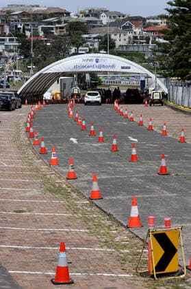 NSW CORONAVIRUS COVID19, People are tested for COVID-19 at a drive through facility in Sydney, Monday, January 24, 2022. NSW reported its lowest daily COVID-19 tally this year on Monday with 15,091 new cases. ( NO ARCHIVING, EDITORIAL USE ONLY, NO USE IN BOOKS WITHOUT CONSENT SYDNEY NSW AUSTRALIA  Copyright: xDAMIANxSHAWx 20220124001616496007