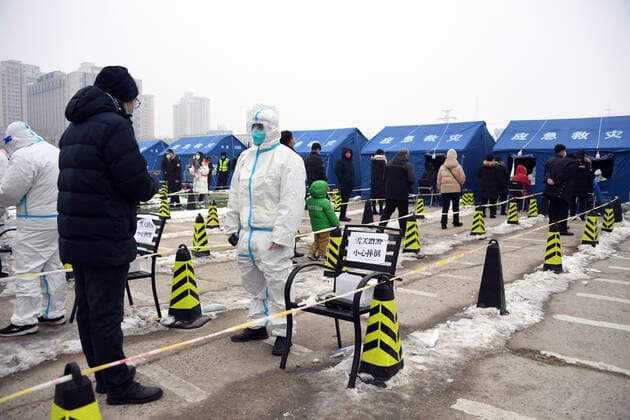 News Bilder des Tages (220124) -- BEIJING, Jan. 24, 2022 -- Photo taken on Jan. 24, 2022 shows a COVID-19 testing site in Haidian District in Beijing, capital of China. ) CHINA-BEIJING-COVID-19-NUCLEIC ACID TESTING (CN) RenxChao 