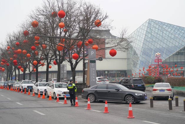 (220124) -- XI AN, Jan. 24, 2022 -- Vehicles queue up to enter a parking lot in Qujiang New District of Xi an, capital of northwest China s Shaanxi Province, Jan. 24, 2022. Xi an cleared all areas classified as high and medium-risk for COVID-19 after more than a month s epidemic prevention and control efforts, local authorities said Monday. ) CHINA-SHAANXI-XI AN-COVID-19-DOWNGRADING-LOW RISK (CN) ShaoxRui 