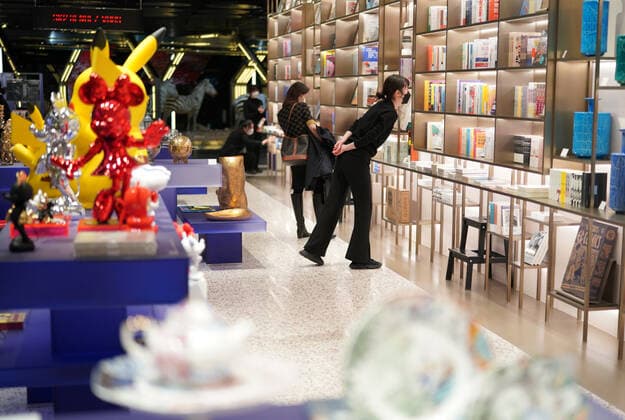 (220124) -- XI AN, Jan. 24, 2022 -- People view books at a bookstore in Xi an, capital of northwest China s Shaanxi Province, Jan. 24, 2022. Xi an cleared all areas classified as high and medium-risk for COVID-19 after more than a month s epidemic prevention and control efforts, local authorities said Monday. ) CHINA-SHAANXI-XI AN-COVID-19-DOWNGRADING-LOW RISK (CN) ShaoxRui 