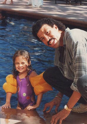 LOS ANGELES, CA - 1985: Lionel Richie & his daughter Nicole Richie photographed as a young girl at home in 1985 Copyright: xRonxWolfsonx xRockxNegativesx xMediaPunchx