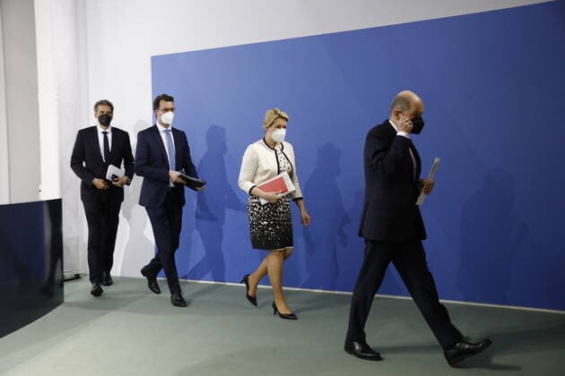 Steffen Hebestreit, Regierungssprecher der deutschen Bundesregierung und Chef des Presse- und Informationsamtes der Bundesregierung, Hendrik Wüst , Ministerpräsident von Nordrhein-Westfalen, Franziska Giffey, Regierende Bürgermeisterin von Berlin, Olaf Scholz, Bundeskanzler , Deutschland, Berlin, Pressekonferenz von BK Scholz, MP Wüst und der RBM’in Giffey im Anschluss an die Beratung mit den Regierungschefinnen und Regierungschefs der Länder zur aktuellen Lage der Corona-Pandemie