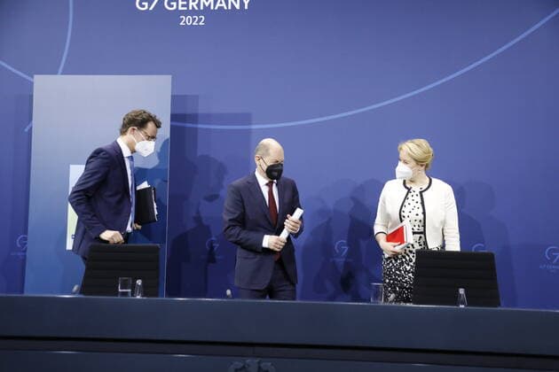 Hendrik Wüst , Ministerpräsident von Nordrhein-Westfalen, Olaf Scholz, Bundeskanzler, Franziska Giffey, Regierende Bürgermeisterin von Berlin, Deutschland, Berlin, Pressekonferenz von BK Scholz, MP Wüst und der RBM’in Giffey im Anschluss an die Beratung mit den Regierungschefinnen und Regierungschefs der Länder zur aktuellen Lage der Corona-Pandemie