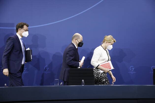 Hendrik Wüst , Ministerpräsident von Nordrhein-Westfalen, Olaf Scholz, Bundeskanzler, Franziska Giffey, Regierende Bürgermeisterin von Berlin, Deutschland, Berlin, Pressekonferenz von BK Scholz, MP Wüst und der RBM’in Giffey im Anschluss an die Beratung mit den Regierungschefinnen und Regierungschefs der Länder zur aktuellen Lage der Corona-Pandemie
