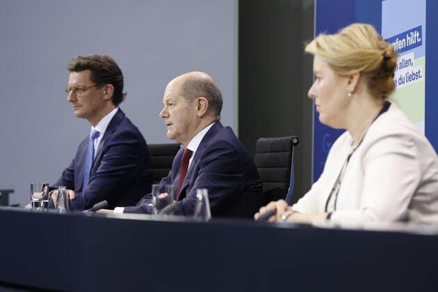 News Bilder des Tages Hendrik Wüst , Ministerpräsident von Nordrhein-Westfalen, Olaf Scholz, Bundeskanzler, Franziska Giffey, Regierende Bürgermeisterin von Berlin, Deutschland, Berlin, Pressekonferenz von BK Scholz, MP Wüst und der RBM’in Giffey im Anschluss an die Beratung mit den Regierungschefinnen und Regierungschefs der Länder zur aktuellen Lage der Corona-Pandemie
