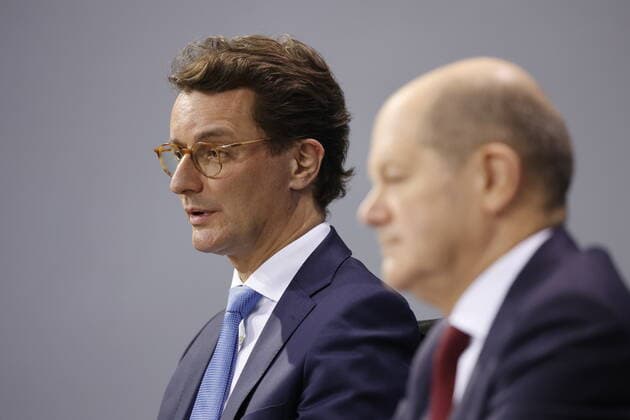 Hendrik Wüst , Ministerpräsident von Nordrhein-Westfalen, Olaf Scholz, Bundeskanzler, Deutschland, Berlin, Pressekonferenz von BK Scholz, MP Wüst und der RBM’in Giffey im Anschluss an die Beratung mit den Regierungschefinnen und Regierungschefs der Länder zur aktuellen Lage der Corona-Pandemie