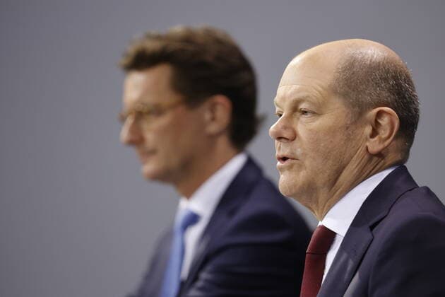 Hendrik Wüst , Ministerpräsident von Nordrhein-Westfalen, Olaf Scholz, Bundeskanzler, Deutschland, Berlin, Pressekonferenz von BK Scholz, MP Wüst und der RBM’in Giffey im Anschluss an die Beratung mit den Regierungschefinnen und Regierungschefs der Länder zur aktuellen Lage der Corona-Pandemie