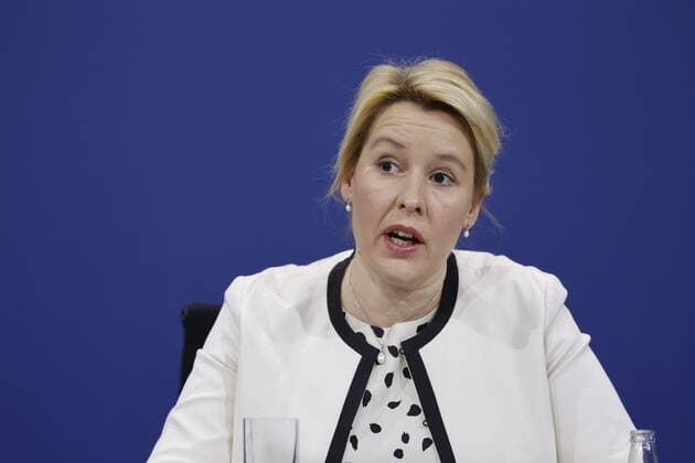Franziska Giffey, Regierende Bürgermeisterin von Berlin, Deutschland, Berlin, Pressekonferenz von BK Scholz, MP Wüst und der RBM’in Giffey im Anschluss an die Beratung mit den Regierungschefinnen und Regierungschefs der Länder zur aktuellen Lage der Corona-Pandemie