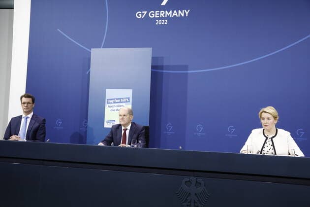 Hendrik Wüst , Ministerpräsident von Nordrhein-Westfalen, Olaf Scholz, Bundeskanzler, Franziska Giffey, Regierende Bürgermeisterin von Berlin, Deutschland, Berlin, Pressekonferenz von BK Scholz, MP Wüst und der RBM’in Giffey im Anschluss an die Beratung mit den Regierungschefinnen und Regierungschefs der Länder zur aktuellen Lage der Corona-Pandemie