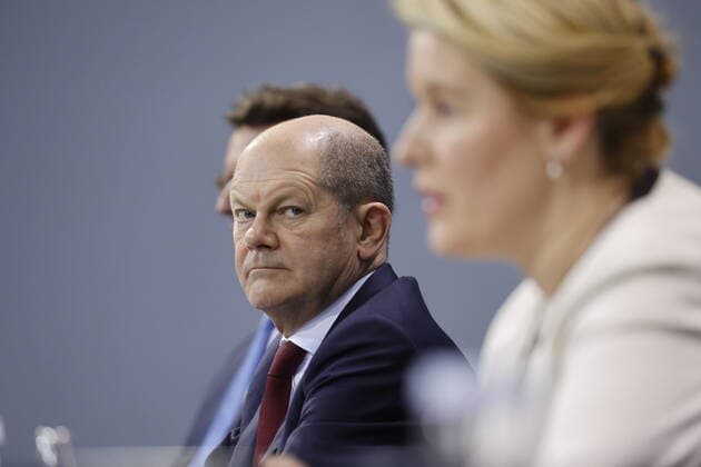 Hendrik Wüst , Ministerpräsident von Nordrhein-Westfalen, Olaf Scholz, Bundeskanzler, Franziska Giffey, Regierende Bürgermeisterin von Berlin, Deutschland, Berlin, Pressekonferenz von BK Scholz, MP Wüst und der RBM’in Giffey im Anschluss an die Beratung mit den Regierungschefinnen und Regierungschefs der Länder zur aktuellen Lage der Corona-Pandemie
