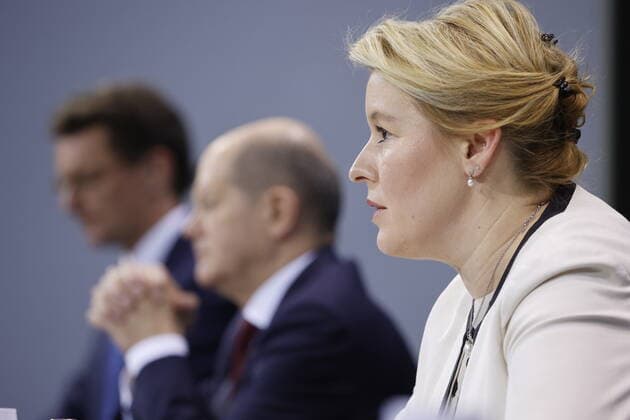 Hendrik Wüst , Ministerpräsident von Nordrhein-Westfalen, Olaf Scholz, Bundeskanzler, Franziska Giffey, Regierende Bürgermeisterin von Berlin, Deutschland, Berlin, Pressekonferenz von BK Scholz, MP Wüst und der RBM’in Giffey im Anschluss an die Beratung mit den Regierungschefinnen und Regierungschefs der Länder zur aktuellen Lage der Corona-Pandemie