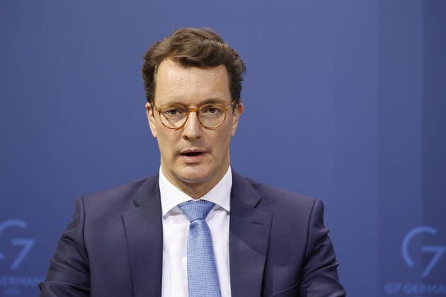 Hendrik Wüst , Ministerpräsident von Nordrhein-Westfalen, Deutschland, Berlin, Pressekonferenz von BK Scholz, MP Wüst und der RBM’in Giffey im Anschluss an die Beratung mit den Regierungschefinnen und Regierungschefs der Länder zur aktuellen Lage der Corona-Pandemie