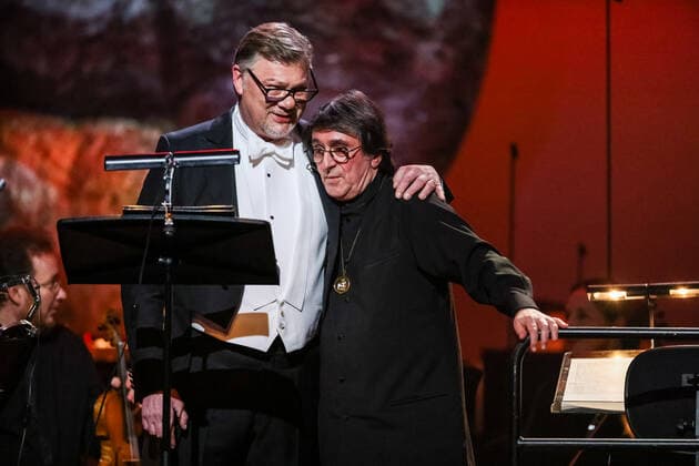 Entertainment Bilder des Tages MOSCOW, RUSSIA â€“ JANUARY 24, 2022: Conductor Yuri Bashmet (R) and German operatic bass Rene Pape hug during a concert marking Bashmet s 69th birthday at the Tchaikovsky Concert Hall; the concert is held as part of the 2022 Winter International Arts Festival. Artyom Geodakyan TASS  TS120263