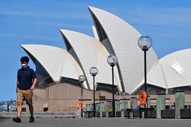 NSW CORONAVIRUS COVID19, People wearing masks walk in front of the Sydney Opera House at Circular Quay in Sydney, Tuesday, January 25, 2022. ( NO ARCHIVING, EDITORIAL USE ONLY, NO USE IN BOOKS WITHOUT CONSENT SYDNEY NSW AUSTRALIA  Copyright: xx 20220125001616818378