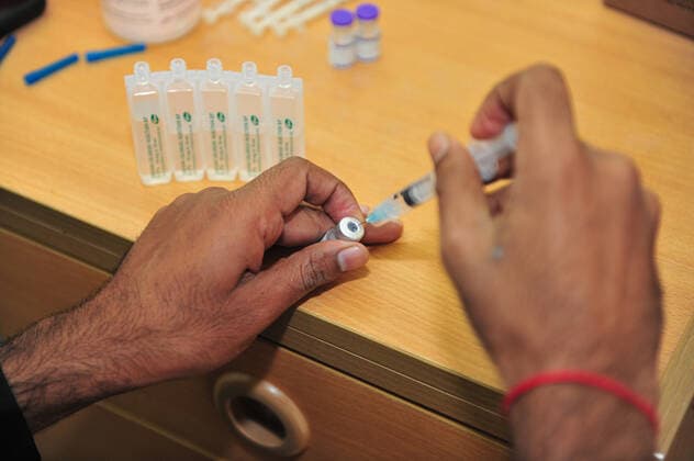 January 25, 2022: 25 January 2022 Sylhet, Bangladesh: Health worker preapare a dose for SINOVAC vaccine dose against the Covid-19 disease at the M A G Osmani medical college & hospital vaccination center in Sylhet. - ZUMAr143 20220125_zap_r143_002 Copyright: xMdxRafayatxHaquexKhanx