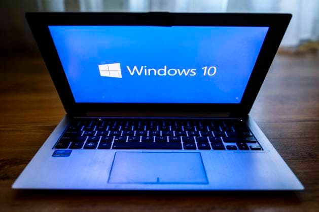Windows 11 Vs. Windows 10 Windows 10 operating system logo is displayed on a laptop screen for illustration photo. Gliwice, Poland on January 23, 2022. Gliwice Poland  Copyright: xBeataxZawrzelx originalFilename: zawrzel-windows1220123_npbM4.jpg