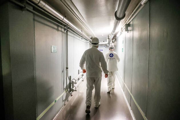 IMAGO Nature: Unsere Erde, Energiequellen, Kernenergie SVERDLOVSK REGION, RUSSIA â€“ JANUARY 25, 2022: An employee at the Beloyarsk Nuclear Power Station named after Kurchatov in the town of Zarechny. The Beloyarsk Nuclear Power Station was commissioned in April 1964, it accounts for about 16% of electricity generation in the Sverdlovsk Region. In September 2021, the BN-800 reactor was refueled with uranium-plutonium MOX fuel by more than 60%. Donat Sorokin TASS  TS1202BF
