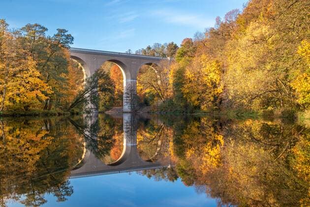 Görlitz, Neißeviadukt im Herbst Görlitz, Neißeviadukt Fotograf: LausitzNews Thomas Hurny Text-Quelle Wikipedia: Der Neißeviadukt in Görlitz ist eine Eisenbahnbrücke über die Lausitzer Neiße zwischen Deutschland und Polen. Der 475 Meter lange Viadukt gehört zu den größten und ältesten Eisenbahnbrücken in Deutschland. Eröffnet wurde er 1847 mit der Eisenbahnstrecke zwischen Görlitz und Kohlfurt als Teil der damaligen Bahnverbindung zwischen der sächsischen Hauptstadt Dresden und der schlesischen Provinzhauptstadt Breslau. Görlitz Sachsen Deutschland *** Goerlitz, Neisse Viaduct in autumn Goerlitz, Neisse Viaduct Photographer LausitzNews Thomas Hurny Text Source Wikipedia The Neisse Viaduct in Görlitz is a railroad bridge o Copyright: xLausitzNews.de ThomasxHurnyx