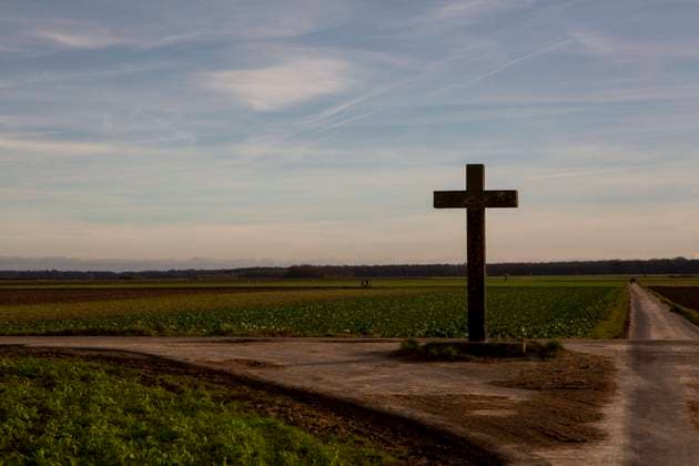 Das Hovener Kreuz an der Ecke Hovener Weg Alter Heerweg bei Bornheim-Rösberg ( Rhein-Sieg-Kreis NRW ) wurde 1946 von der Rösberger Gemeinde aus Dankbarkeit errichtet, weil sie den 2. Weltkrieg relativ unbeschadet überstanden hatten. Kreuz *** The Hovener cross at the corner of Hovener Weg Alter Heerweg near Bornheim Rösberg Rhein Sieg Kreis NRW was erected in 1946 by the community of Rösberg out of gratitude because they had survived the 2 World War relatively unscathed cross.