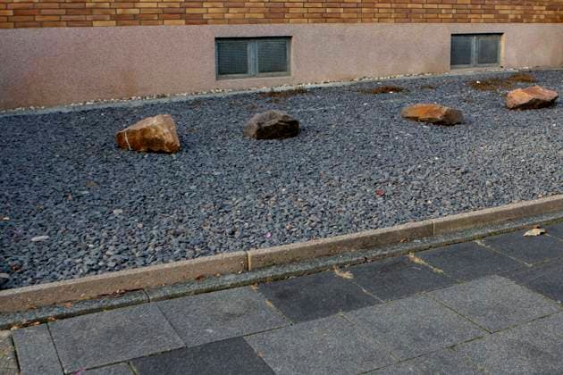 Ein steinerner Vorgarten aus Kiesel und Schotter in der Nähe von Bornheim-Rösberg ( Rhein-Erft-Kreis NRW ). Steingarten *** A stone front garden of pebbles and gravel near Bornheim Rösberg Rhein Erft Kreis NRW rock garden