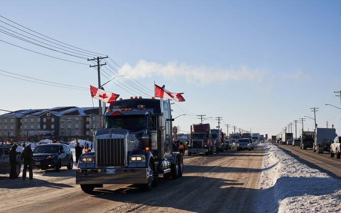 January 25, 2022, Winnipeg, MB, CANADA: Protesters of COVID-19 restrictions, and supporters of Canadian truck drivers protesting the COVID-19 vaccine mandate cheer on a convoy of trucks on their way to Ottawa, on the Trans-Canada Highway west of Winnipeg, Manitoba, Tuesday January 25, 2022. Winnipeg CANADA  - ZUMAc35_ 20220125_zaf_c35_034 Copyright: xDavidxLipnowskix