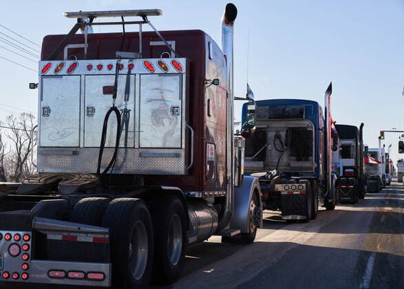 January 25, 2022, Winnipeg, MB, CANADA: Protesters of COVID-19 restrictions, and supporters of Canadian truck drivers protesting the COVID-19 vaccine mandate cheer on a convoy of trucks on their way to Ottawa, on the Trans-Canada Highway west of Winnipeg, Manitoba, Tuesday January 25, 2022. Winnipeg CANADA  - ZUMAc35_ 20220125_zaf_c35_035 Copyright: xDavidxLipnowskix