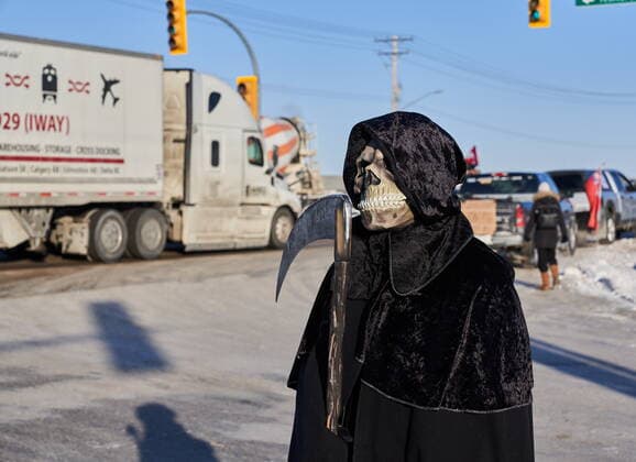 News Bilder des Tages January 25, 2022, Winnipeg, MB, CANADA: Protesters of COVID-19 restrictions, and supporters of Canadian truck drivers protesting the COVID-19 vaccine mandate cheer on a convoy of trucks on their way to Ottawa, on the Trans-Canada Highway west of Winnipeg, Manitoba, Tuesday January 25, 2022. Winnipeg CANADA  - ZUMAc35_ 20220125_zaf_c35_039 Copyright: xDavidxLipnowskix
