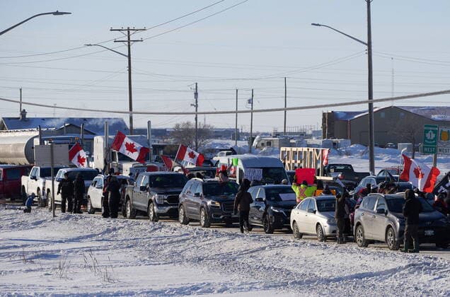 January 25, 2022, Winnipeg, MB, CANADA: Protesters of COVID-19 restrictions, and supporters of Canadian truck drivers protesting the COVID-19 vaccine mandate cheer on a convoy of trucks on their way to Ottawa, on the Trans-Canada Highway west of Winnipeg, Manitoba, Tuesday January 25, 2022. Winnipeg CANADA  - ZUMAc35_ 20220125_zaf_c35_041 Copyright: xDavidxLipnowskix