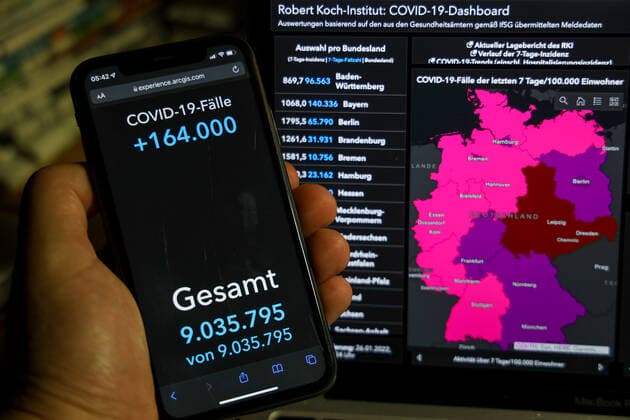 Coronavirus in Deutschland - Covid-19-Dashboard des Robert Koch-Institut 26.01.2022: Robert Koch-Institut: 7-Tage-Inzidenz 940,6. 7-Tage-Fallzahl 782.173 COVID-19-Fälle 9.035.795. Zugang um 164.000 gegenüber dem Vortag. COVID-19-Todesfälle 117.126. Zugang um 166 gegenüber dem Vortag.
