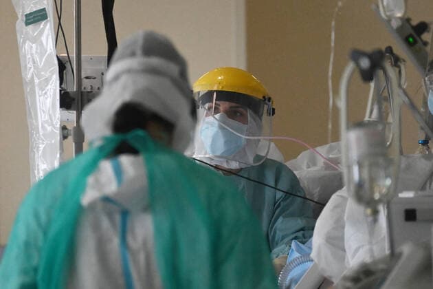 Coronavirus in Italien, Eindrücke aus Krankenhaus in Bologna (220125) -- BOLOGNA (ITALY), Jan. 25, 2022 -- Medical staff work in a COVID-19 intensive care unit at a hospital in Bologna, Italy, on Jan. 25, 2022. On Tuesday, Italy reported 186,740 new COVID-19 cases in the last 24 hours, bringing the total number of confirmed COVID-19 cases to 10,212,621, according to the latest data from the Ministry of Health. (Photo by Xinhua) ITALY-BOLOGNA-COVID-19-CASES GiannixSchicchi