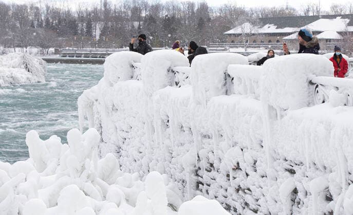 Kanada, Winterwetter an den Niagara Fällen in Ontario (220125) -- NIAGARA FALLS, Jan. 25, 2022 -- People visit Niagara Falls in Niagara Falls, Ontario, Canada, on Jan. 25, 2022. (Photo by Xinhua) CANADA-ONTARIO-NIAGARA FALLS ZouxZheng 