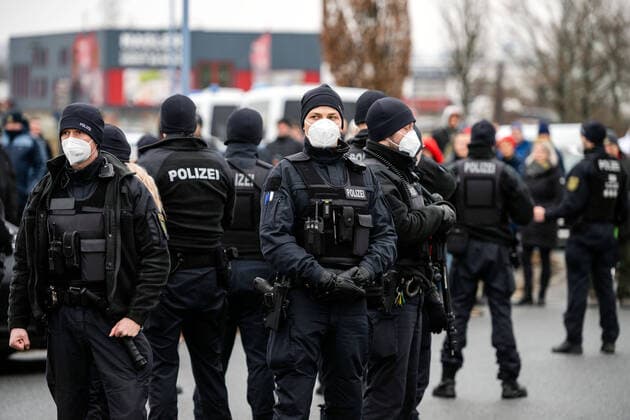 26.01.2022, Deutschland, Sachsen, Oberlausitz, Bischofswerda: Gegner der Corona-Politik demonstrieren bei einem Besuch von Sachsens Ministerpräsident Michael Kretschmer in Bischofswerda gegen die aktuellen Maßnahmen zur Pandemiebekämpfung. Kretschmer besichtigte im Rahmen eines Vor-Ort-Besuches gemeinsam mit Lokalpolitikern das zukünftige Gelände der Landesuntersuchungsanstalt für Gesundheits- und Veterinärwesen (LUA) im Gewerbegebiet Bischofswerda. *** 26 01 2022, Germany, Saxony, Upper Lusatia, Bischofswerda Opponents of the Corona policy demonstrate against current pandemic control measures during a visit by Saxonys Minister President Michael Kretschmer to Bischofswerda Kretschmer toured the future site of the Landesuntersuchungsanstalt