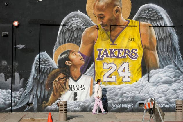 Bilder des Jahres 2022, Entertainment 01 Januar Entertainment Themen der Woche KW04 Entertainment Bilder des Tages January 26, 2022, Los Angeles, California, USA: A pedestrian walks past a mural of the late Los Angeles Lakers basketball star Kobe Bryant and his daughter Gianna in downtown Los Angeles, Wednesday, Jan. 26, 2022. Los Angeles USA - ZUMAc68_ 20220126_zaf_c68_001 Copyright: xRingoxChiux
