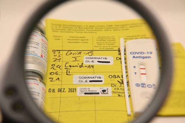 Stock- und Symbolbilder I 25.01.2022 Gesundheitszeugnis zum Nachweis von Impfungen: Impfpass, Internationale Bescheinigung über Impfungen und Impfbuch, Impfbescheinigung, Comirnaty, Moderna, Biontech, Johnson&Johnson, 2G, 2G+, 3G, 3G+ Hamburg Neugraben Hamburg Deutschland *** Stock and Icon Images I 25 01 2022 Health Certificate for Proof of Vaccinations Vaccination Certificate, International Certificate of Vaccinations and Vaccination Book, Vaccination Certificate, Comirnaty, Moderna, Biontech, Johnson Johnson, 2G, 2G , 3G, 3G Hamburg Neugraben Hamburg Germany Copyright: xLobeca FelixxSchlikisx