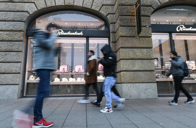 (220115) -- FRANKFURT, Jan. 15, 2022 -- Pedestrians walk past shopwindows of a shopping mall in Frankfurt, Germany, Jan. 15, 2022. Germany s gross domestic product (GDP) rose by 2.7 percent in 2021 compared with the previous year but was down 2.0 percent from the pre-COVID-19 crisis year 2019, the Federal Statistical Office (Destatis) said on Friday. ) GERMANY-FRANKFURT-GDP LuxYang 