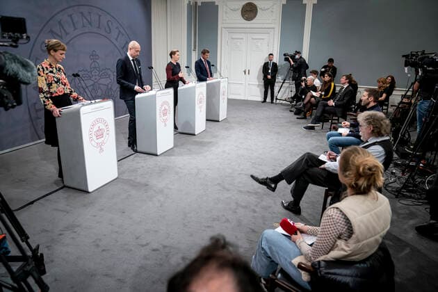 Statsminister Mette Frederiksen (S), Sundhedsminister Magnus Heunicke (S), faglig direktoer i Statens Serum Institut Tyra Grove Krause og direktoer i Sundhedsstyrelsen Soeren Brostroem under pressemoede om coronasituationen i Spejlsalen i Statsministeriet, onsdag den 26. januar 2022.. , Copenhagen Denmark Copyright: RitzauxScanpix MadsxClausxRasmussenx cop104 spdk20220126-210234-L