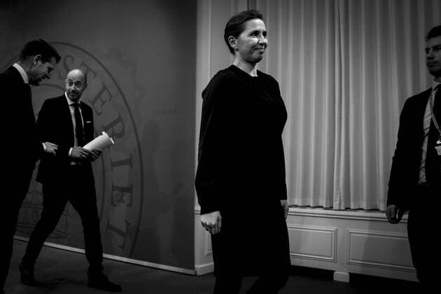 Statsminister Mette Frederiksen (S), Sundhedsminister Magnus Heunicke (S) og direktoer i Sundhedsstyrelsen Soeren Brostroem efter pressemoede om coronasituationen i Spejlsalen i Statsministeriet, onsdag den 26. januar 2022.. , Copenhagen Denmark Copyright: RitzauxScanpix MadsxClausxRasmussenx cop104 spdk20220126-210951-L