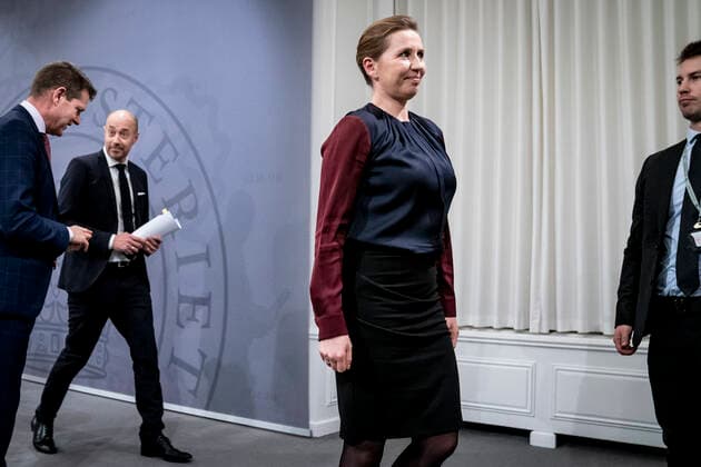 Statsminister Mette Frederiksen (S), Sundhedsminister Magnus Heunicke (S) og direktoer i Sundhedsstyrelsen Soeren Brostroem efter pressemoede om coronasituationen i Spejlsalen i Statsministeriet, onsdag den 26. januar 2022.. , Copenhagen Denmark Copyright: RitzauxScanpix MadsxClausxRasmussenx cop104 spdk20220126-210958-L