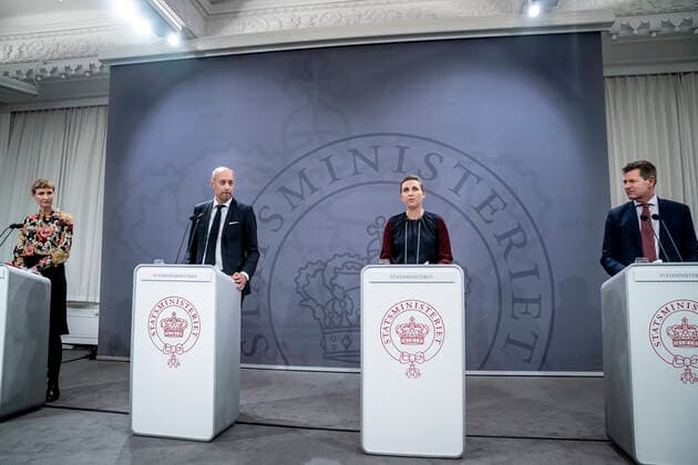 Statsminister Mette Frederiksen (S), Sundhedsminister Magnus Heunicke (S), faglig direktoer i Statens Serum Institut Tyra Grove Krause og direktoer i Sundhedsstyrelsen Soeren Brostroem under pressemoede om coronasituationen i Spejlsalen i Statsministeriet, onsdag den 26. januar 2022.. , Copenhagen Denmark Copyright: RitzauxScanpix MadsxClausxRasmussenx cop104 spdk20220126-211919-L