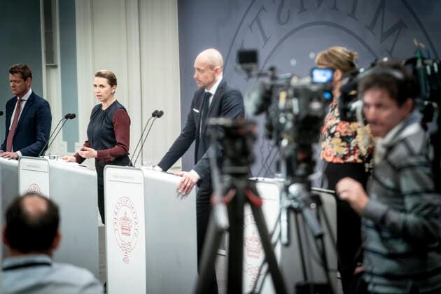 Statsminister Mette Frederiksen (S), Sundhedsminister Magnus Heunicke (S) og direktoer i Sundhedsstyrelsen Soeren Brostroem fotograferet ind i et spejl under pressemoede om coronasituationen i Spejlsalen i Statsministeriet, onsdag den 26. januar 2022.. , Copenhagen Denmark Copyright: RitzauxScanpix MadsxClausxRasmussenx cop104 spdk20220126-212531-L
