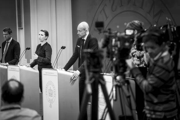 Statsminister Mette Frederiksen (S), Sundhedsminister Magnus Heunicke (S) og direktoer i Sundhedsstyrelsen Soeren Brostroem fotograferet ind i et spejl under pressemoede om coronasituationen i Spejlsalen i Statsministeriet, onsdag den 26. januar 2022.. , Copenhagen Denmark Copyright: RitzauxScanpix MadsxClausxRasmussenx cop104 spdk20220126-212558-L