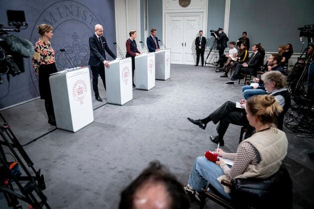 Statsminister Mette Frederiksen (S), Sundhedsminister Magnus Heunicke (S), faglig direktoer i Statens Serum Institut Tyra Grove Krause og direktoer i Sundhedsstyrelsen Soeren Brostroem under pressemoede om coronasituationen i Spejlsalen i Statsministeriet, onsdag den 26. januar 2022.. , Copenhagen Denmark Copyright: RitzauxScanpix MadsxClausxRasmussenx cop104 spdk20220126-212608-L