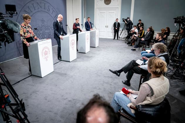 Statsminister Mette Frederiksen (S), Sundhedsminister Magnus Heunicke (S), faglig direktoer i Statens Serum Institut Tyra Grove Krause og direktoer i Sundhedsstyrelsen Soeren Brostroem under pressemoede om coronasituationen i Spejlsalen i Statsministeriet, onsdag den 26. januar 2022.. , Copenhagen Denmark Copyright: RitzauxScanpix MadsxClausxRasmussenx cop104 spdk20220126-212727-L