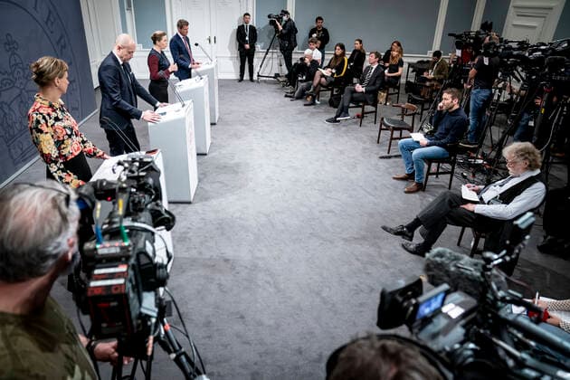 Statsminister Mette Frederiksen (S), Sundhedsminister Magnus Heunicke (S), faglig direktoer i Statens Serum Institut Tyra Grove Krause og direktoer i Sundhedsstyrelsen Soeren Brostroem under pressemoede om coronasituationen i Spejlsalen i Statsministeriet, onsdag den 26. januar 2022.. , Copenhagen Denmark Copyright: RitzauxScanpix MadsxClausxRasmussenx cop104 spdk20220126-212752-L