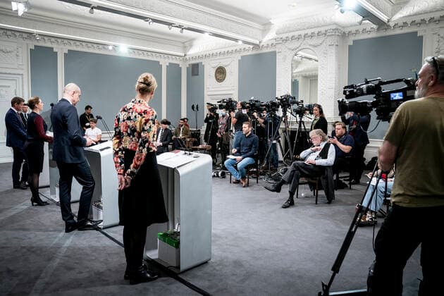 Statsminister Mette Frederiksen (S), Sundhedsminister Magnus Heunicke (S), faglig direktoer i Statens Serum Institut Tyra Grove Krause og direktoer i Sundhedsstyrelsen Soeren Brostroem under pressemoede om coronasituationen i Spejlsalen i Statsministeriet, onsdag den 26. januar 2022.. , Copenhagen Denmark Copyright: RitzauxScanpix MadsxClausxRasmussenx cop104 spdk20220126-212824-L